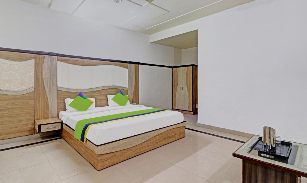 4 View Hotel Tajganj Exterior photo