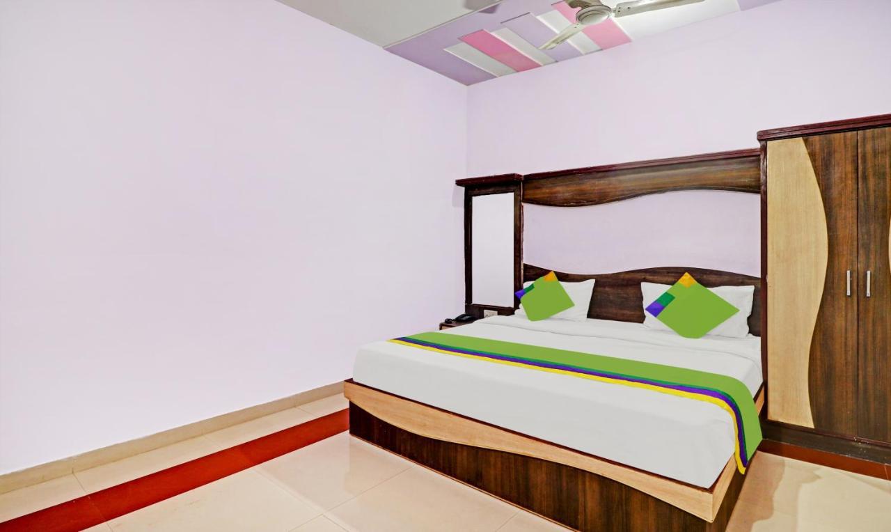 4 View Hotel Tajganj Exterior photo