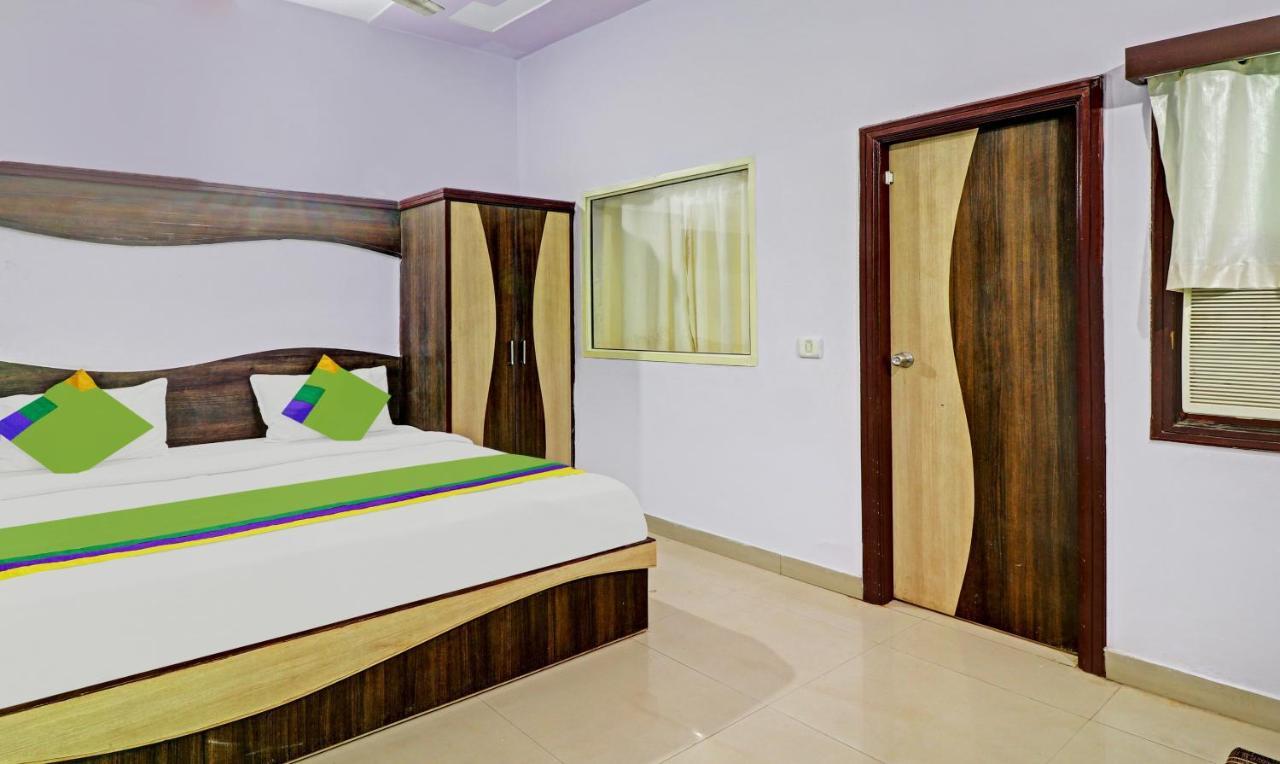 4 View Hotel Tajganj Exterior photo