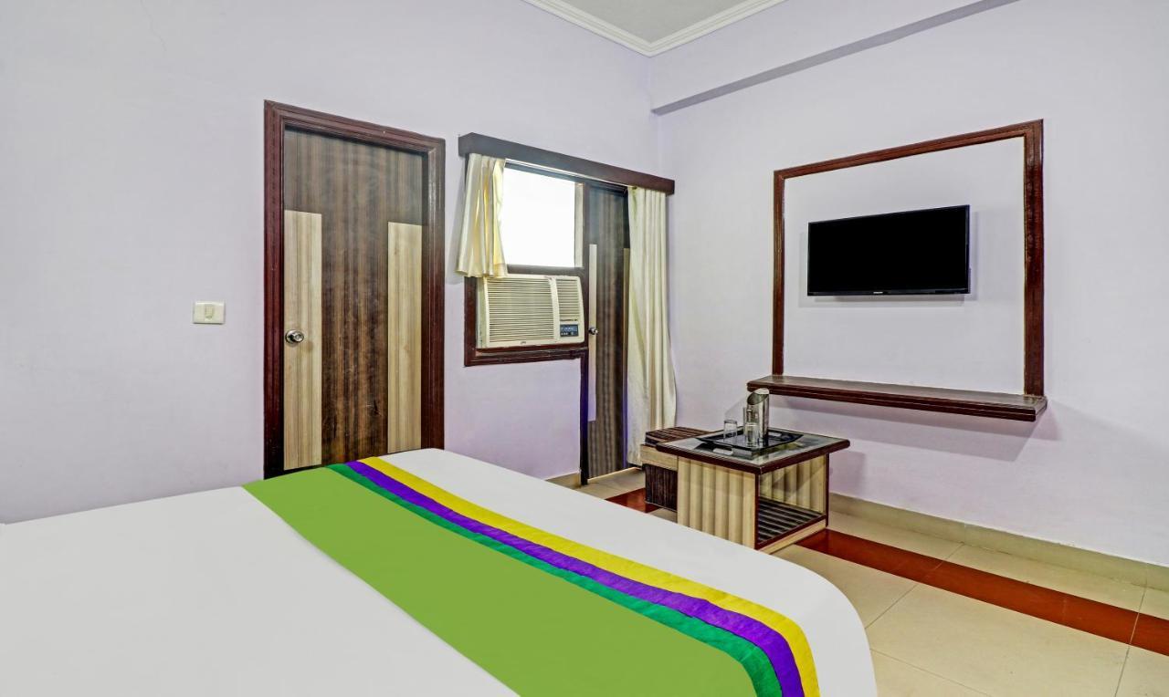 4 View Hotel Tajganj Exterior photo