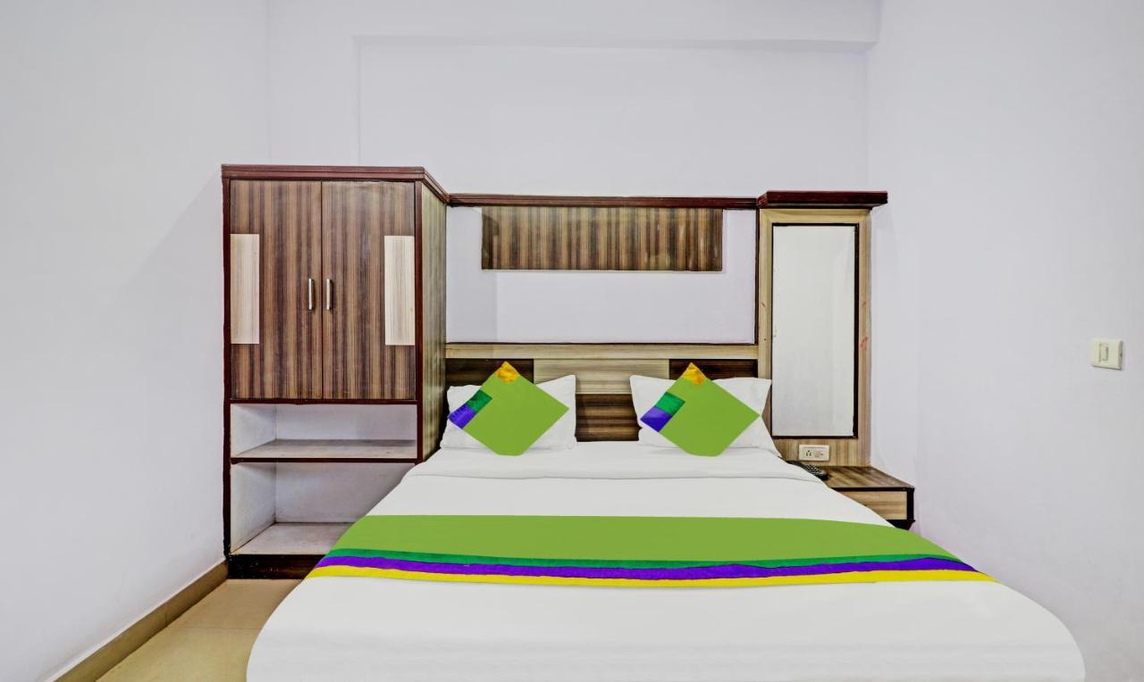 4 View Hotel Tajganj Exterior photo